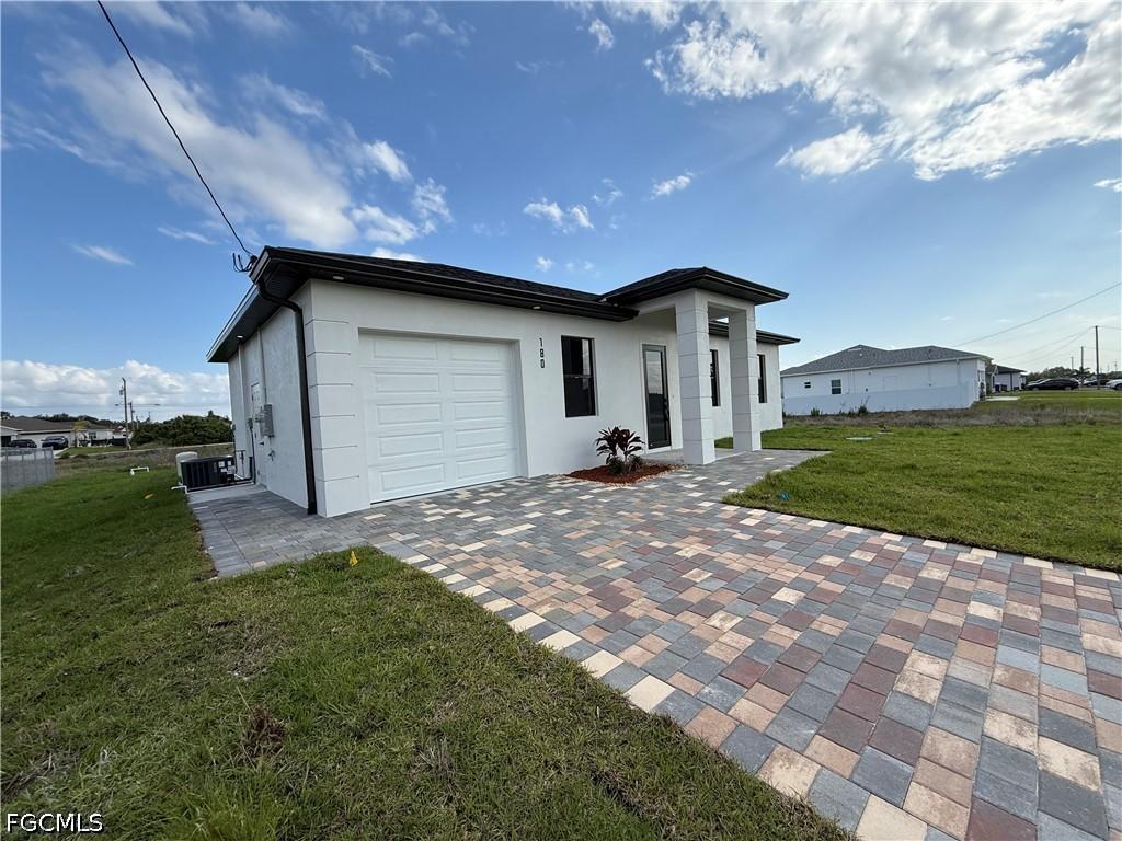 180 Pembroke St., Lehigh Acres, FL 33974