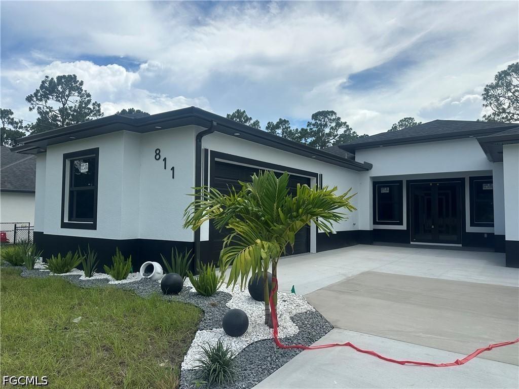 811 Hamilton Ave., Lehigh Acres, FL 33972