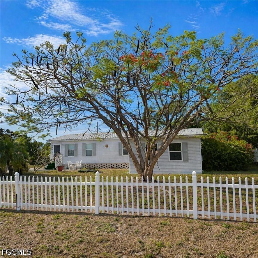 2520 Brownell Ct., North Fort Myers, FL 33917