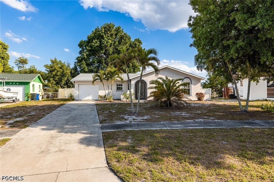 935 Hearty St., North Fort Myers, FL 33903