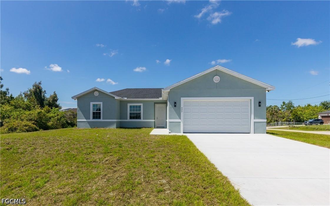 423 Yolanda St., Lehigh Acres, FL 33972