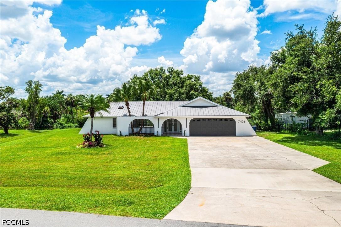 7436 Dana Lin Cir., North Fort Myers, FL 33917