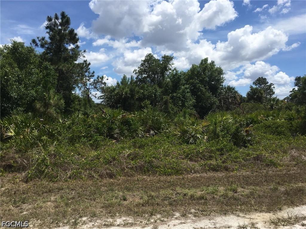 1229 Hillcrest St., Lehigh Acres, FL 33974