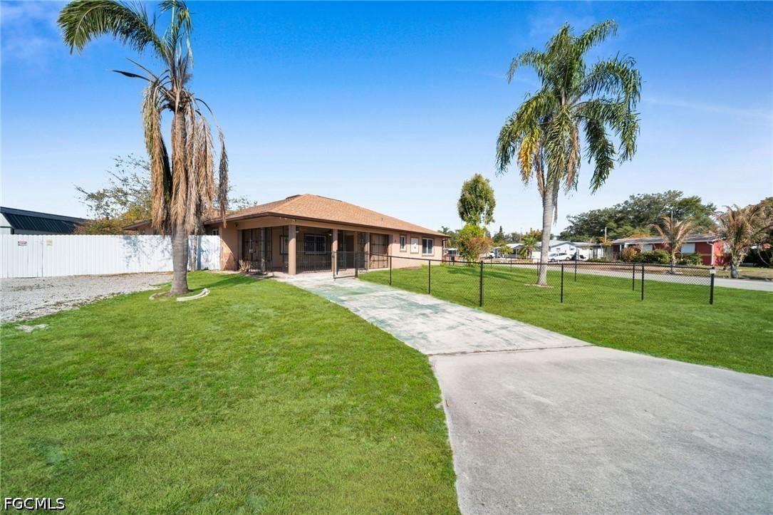 15 Willow St., Lehigh Acres, FL 33936