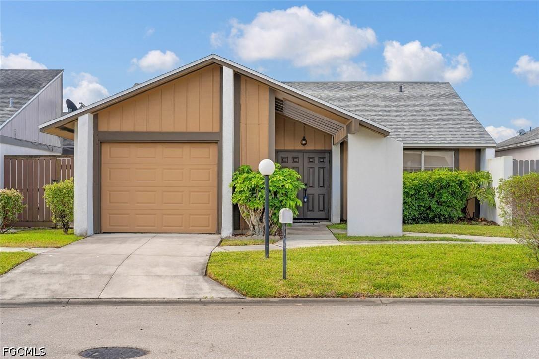9712 Maplecrest Cir., Lehigh Acres, FL 33936