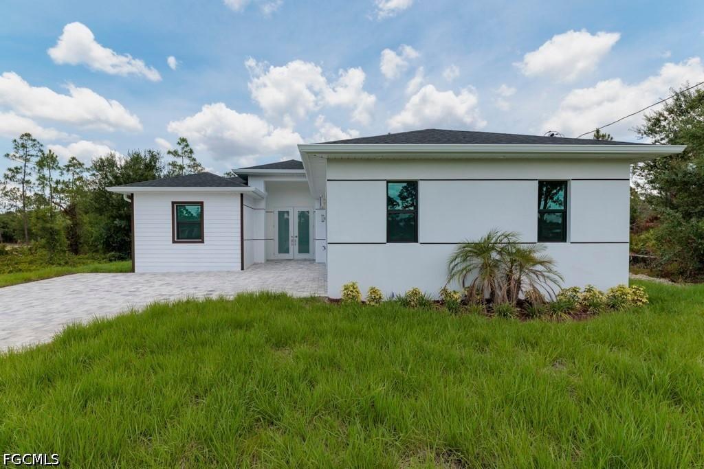 719 Almelia St., Lehigh Acres, FL 33974