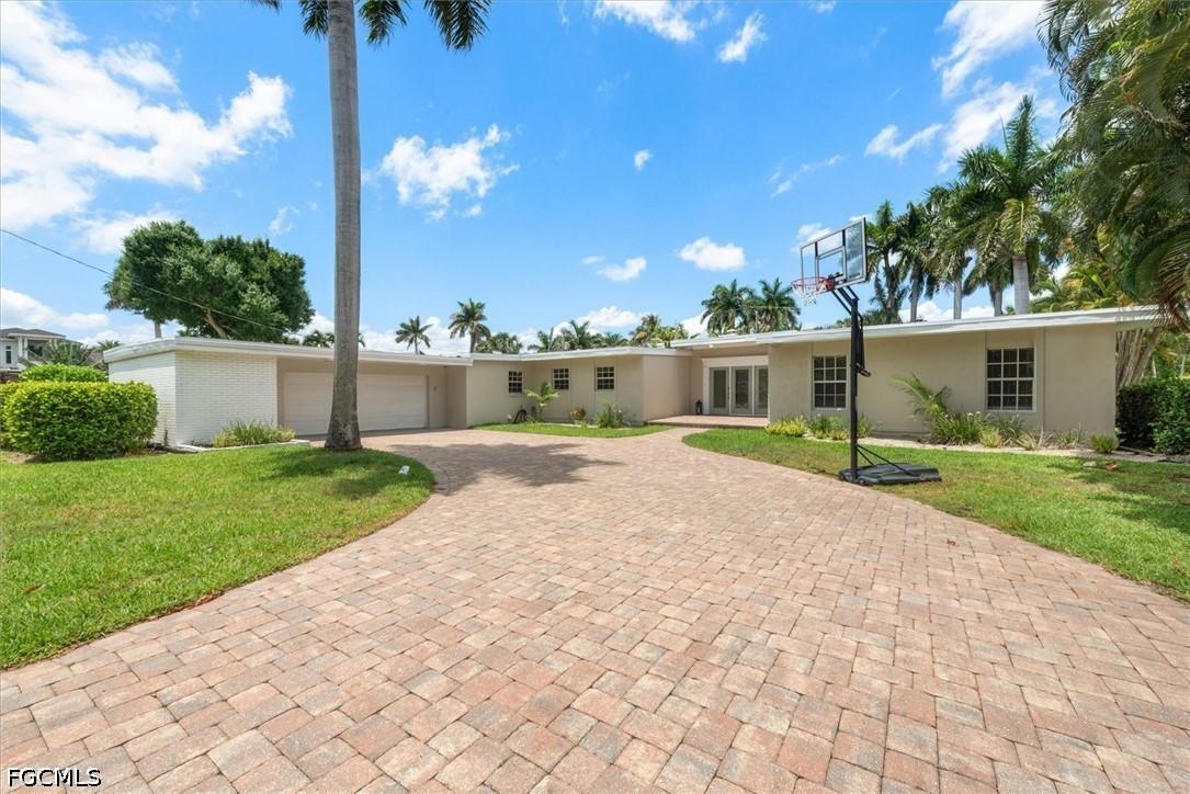 991 Aqua Ln., Fort Myers, FL 33919