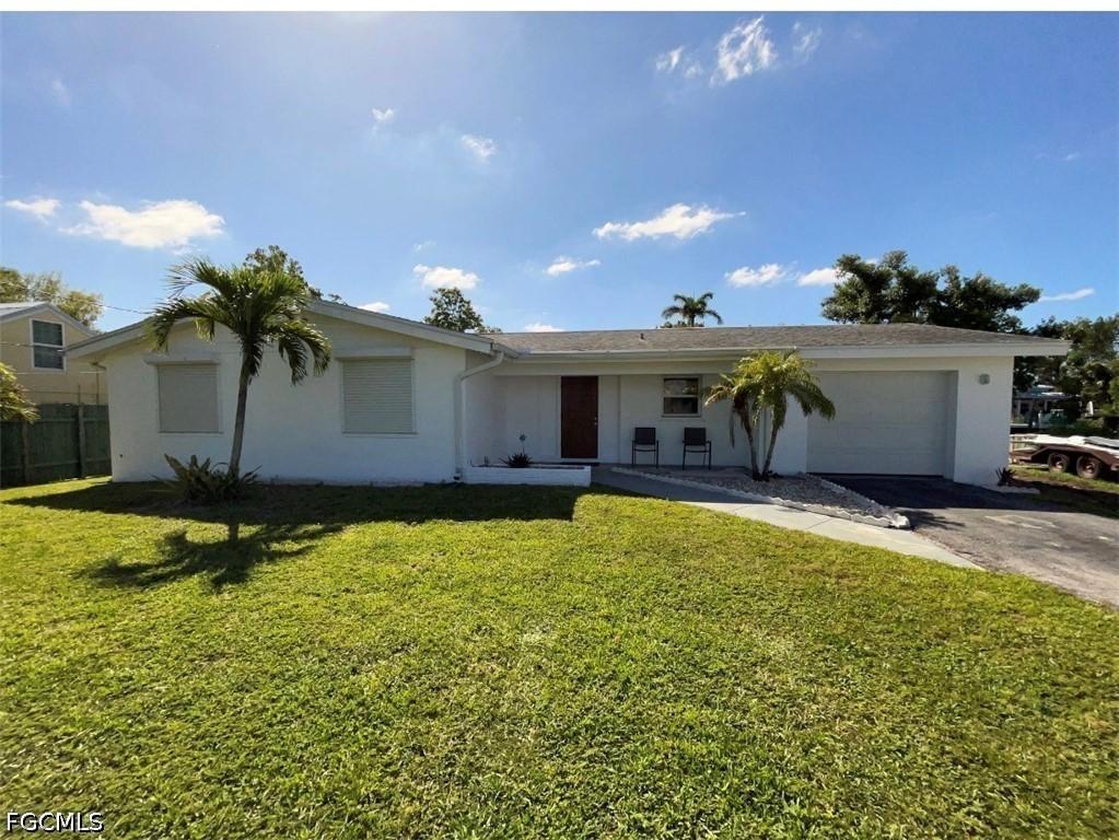 25 Estate Dr., North Fort Myers, FL 33917