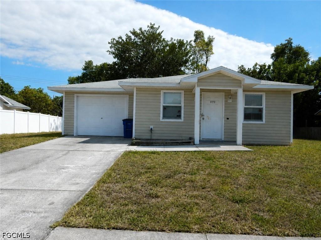 899 Ridgeway Dr., North Fort Myers, FL 33903