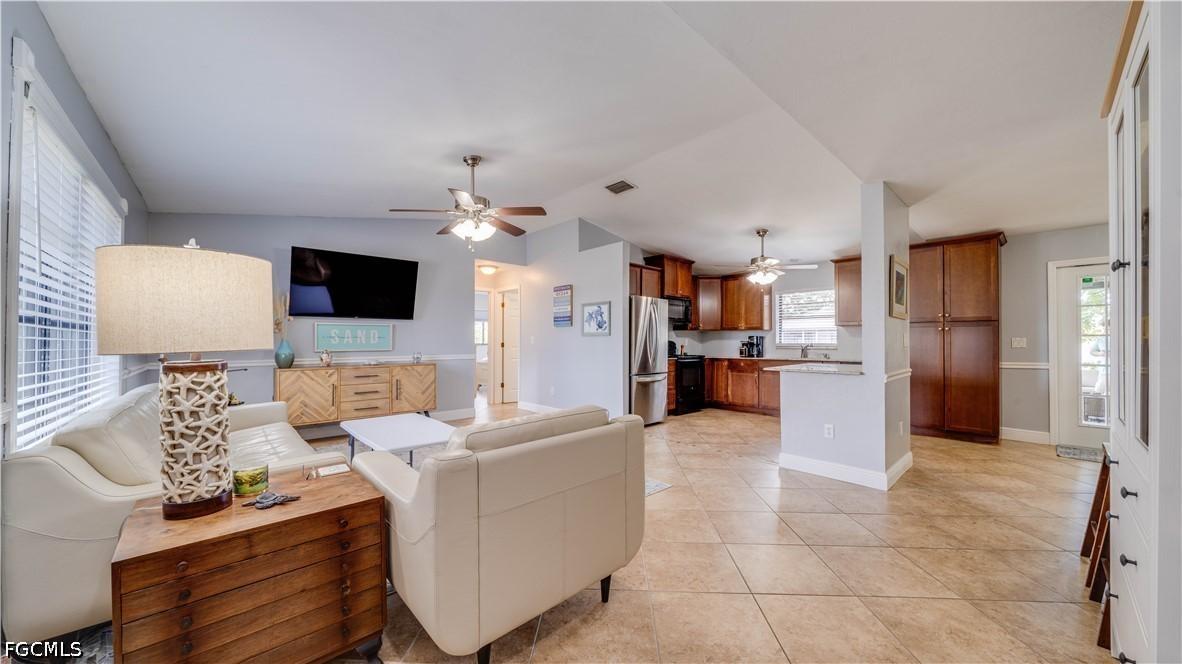 914 SE 28th Ter., Cape Coral, FL 33904