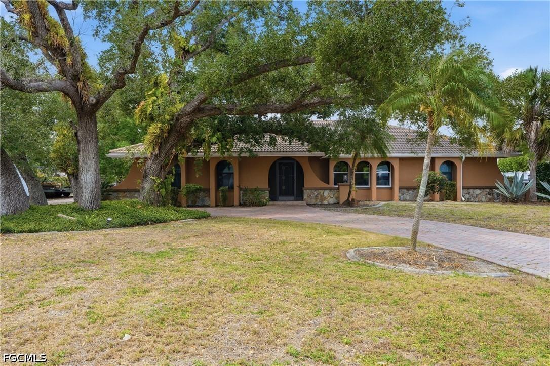 1860 Marina Cir., North Fort Myers, FL 33903