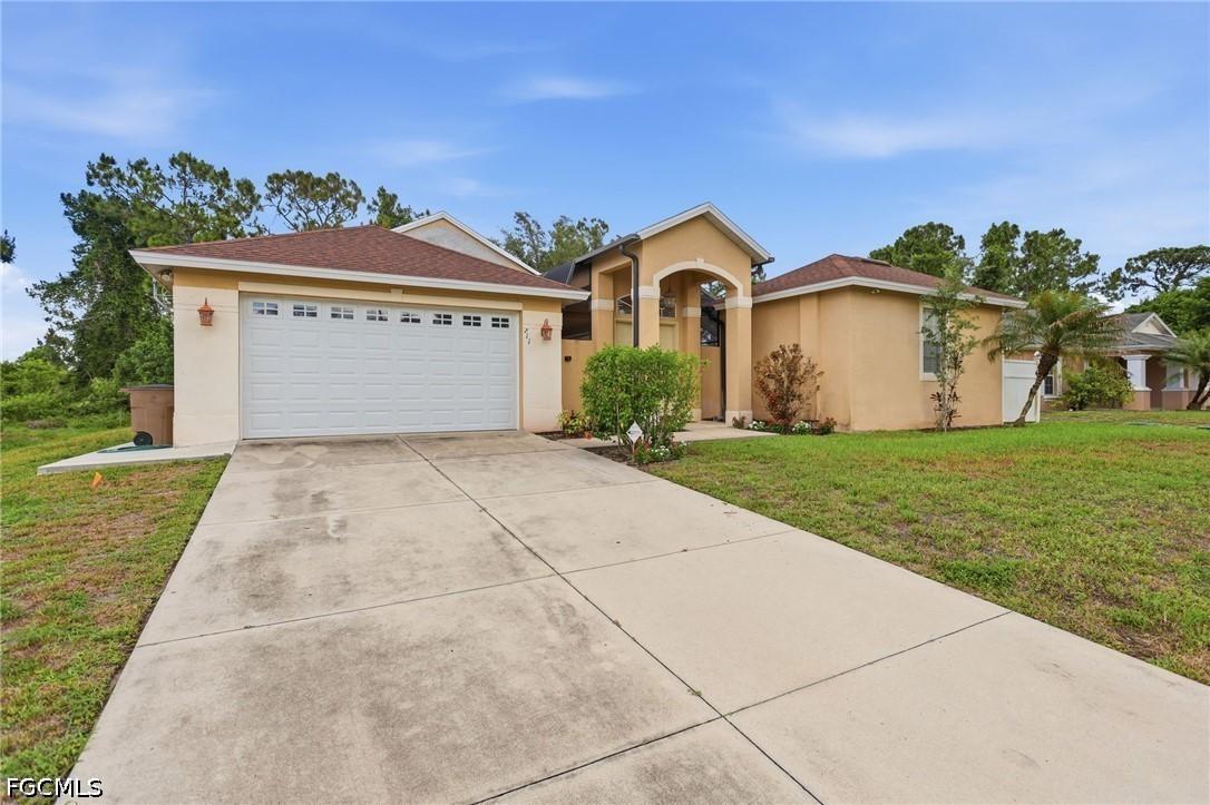 711 Crestline Ave., Lehigh Acres, FL 33974