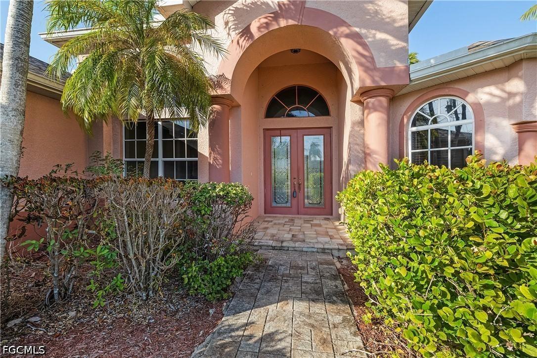 325 SE 21st St., Cape Coral, FL 33990