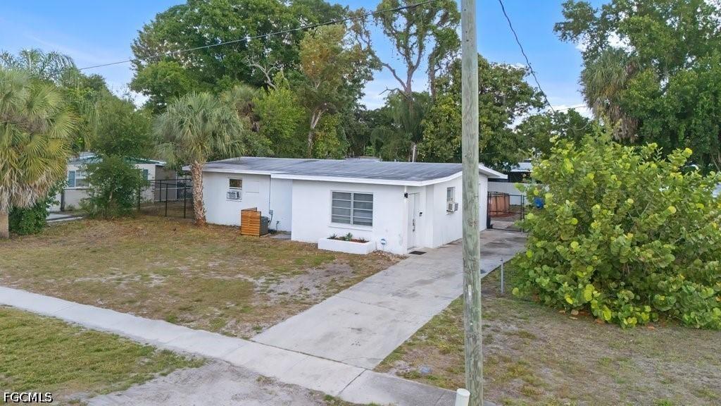 912 Hibiscus Ln., North Fort Myers, FL 33903