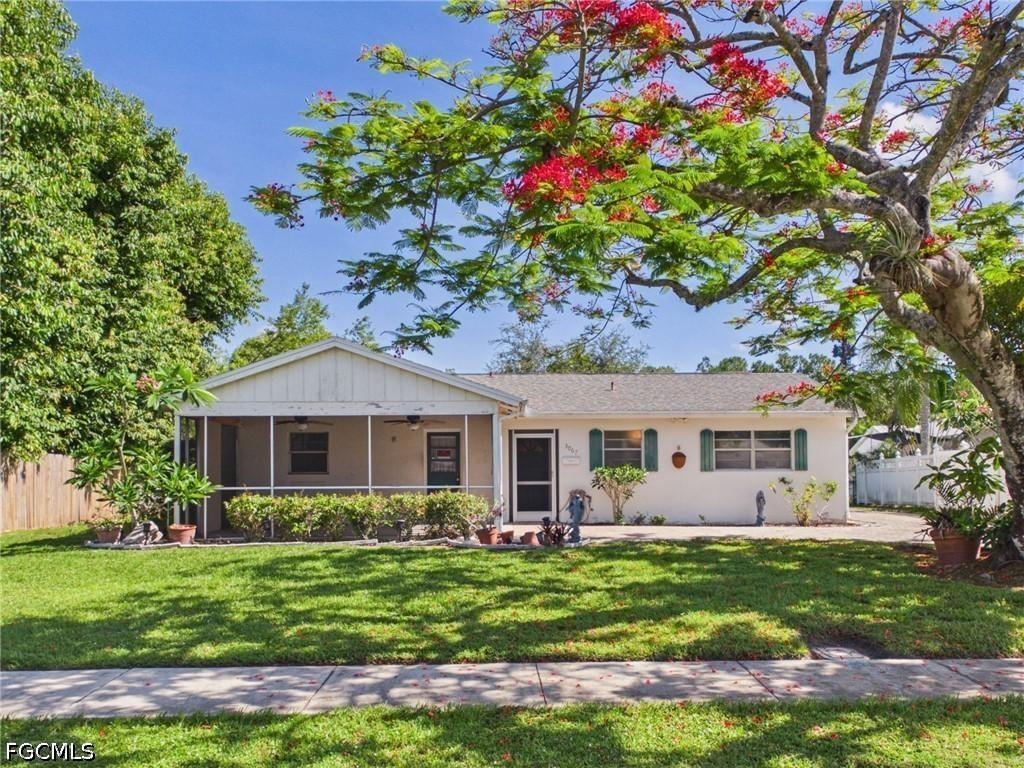 3067 Buena Vista Ln., Naples, FL 34105