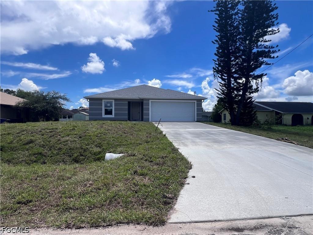 2406 Bay Plz., Lehigh Acres, FL 33936