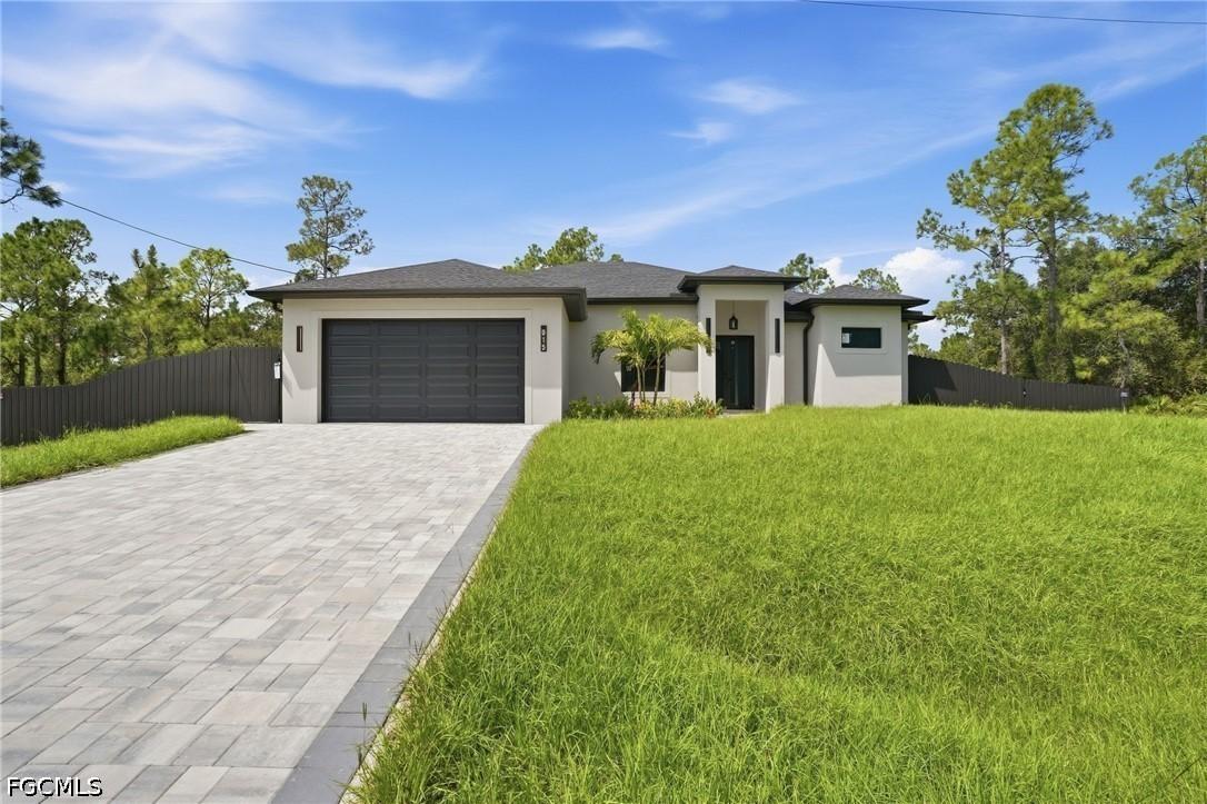915 Lincoln Ave., Lehigh Acres, FL 33972