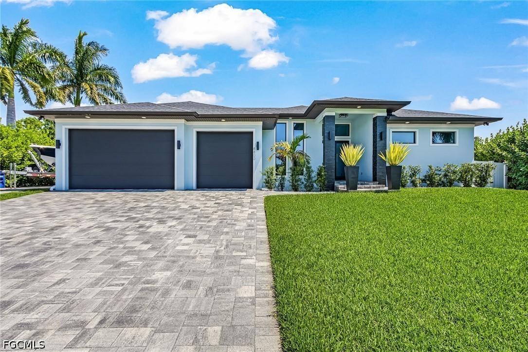 8800 Woodgate Manor Ct., Fort Myers, FL 33908