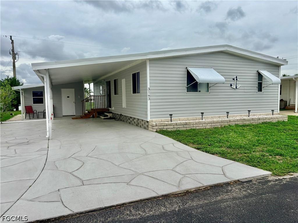 3163 Indian Village Ln., North Fort Myers, FL 33917