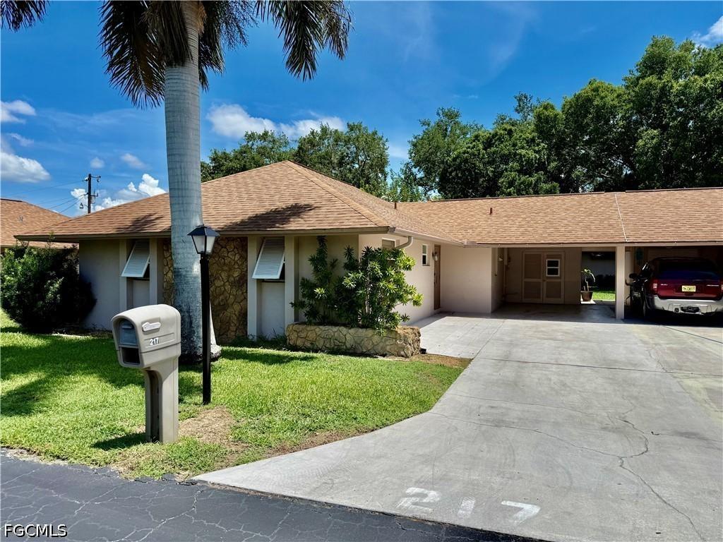 217 Oaklawn Ct., Lehigh Acres, FL 33936