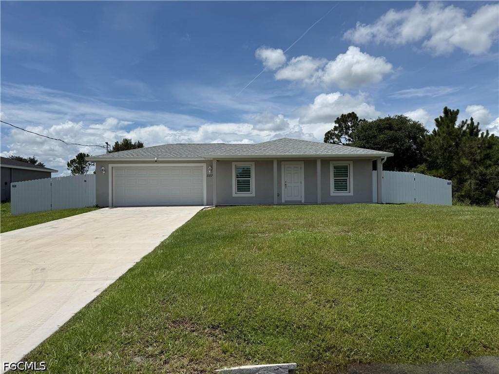 557 Oakshire Ln., Lehigh Acres, FL 33972