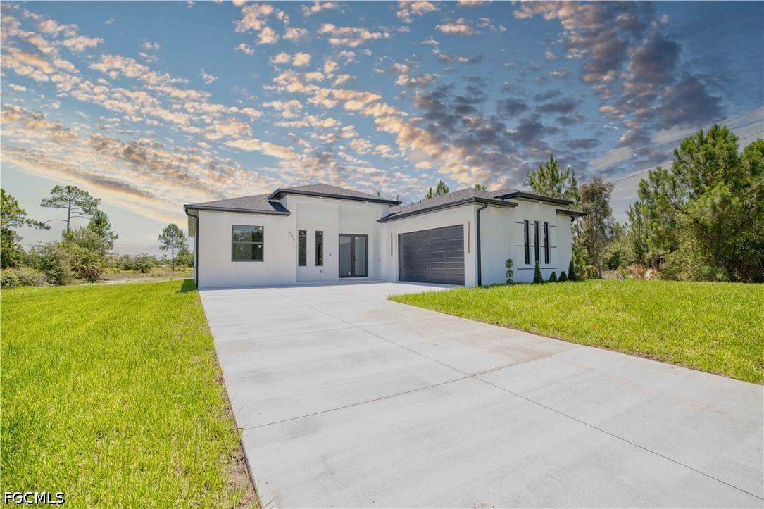 906 Greenwood Ave., Lehigh Acres, FL 33972