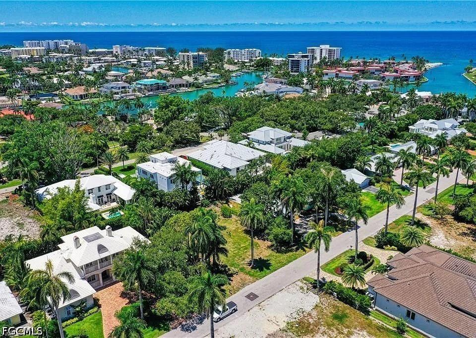 400 Wedge Dr., Naples, FL 34103