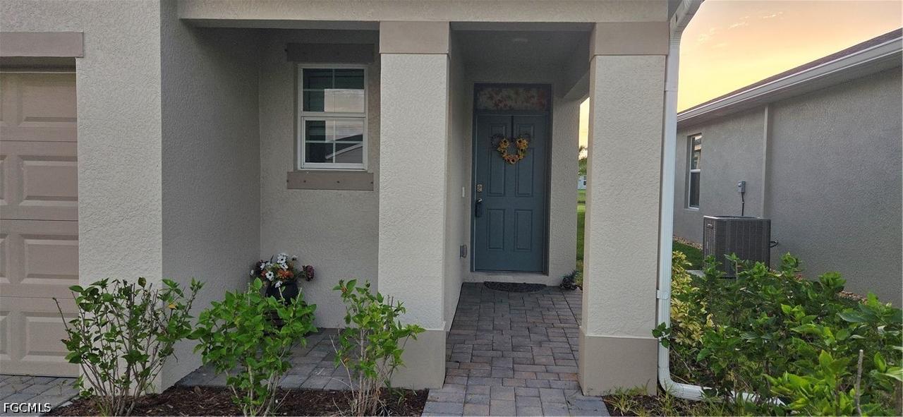 2793 Star Coral Dr., North Fort Myers, FL 33903