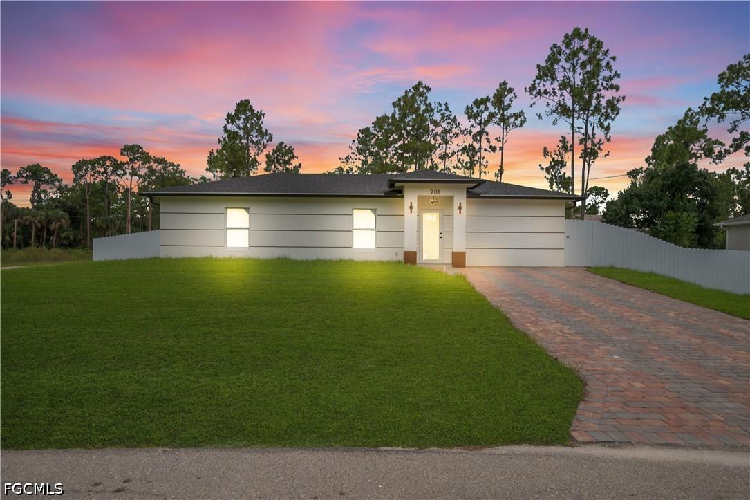 201 Homewood Ave., Lehigh Acres, FL 33974