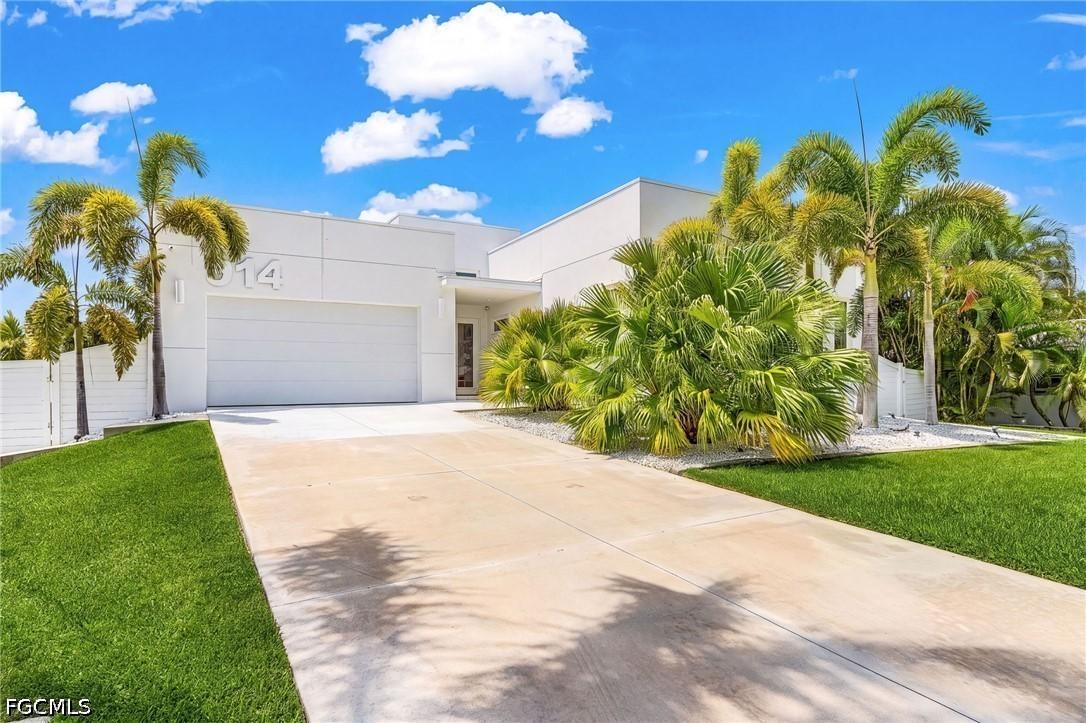 914 Dolphin Dr., Cape Coral, FL 33904
