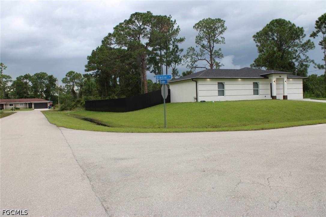 728 Glacier Ave., Lehigh Acres, FL 33974