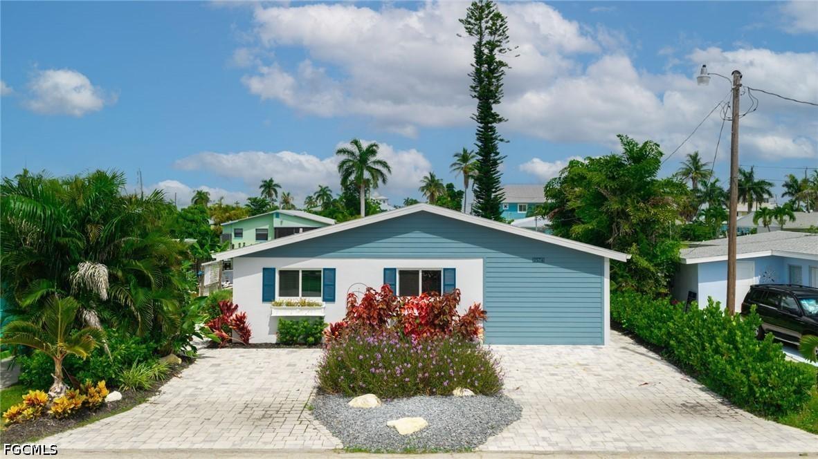 2574 Bayshore Dr., Matlacha, FL 33993