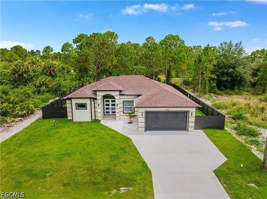 942 Kanuga St., Lehigh Acres, FL 33974