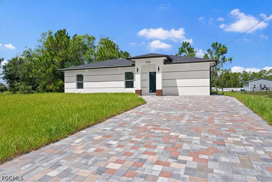 944 Candlelight Dr., Lehigh Acres, FL 33974