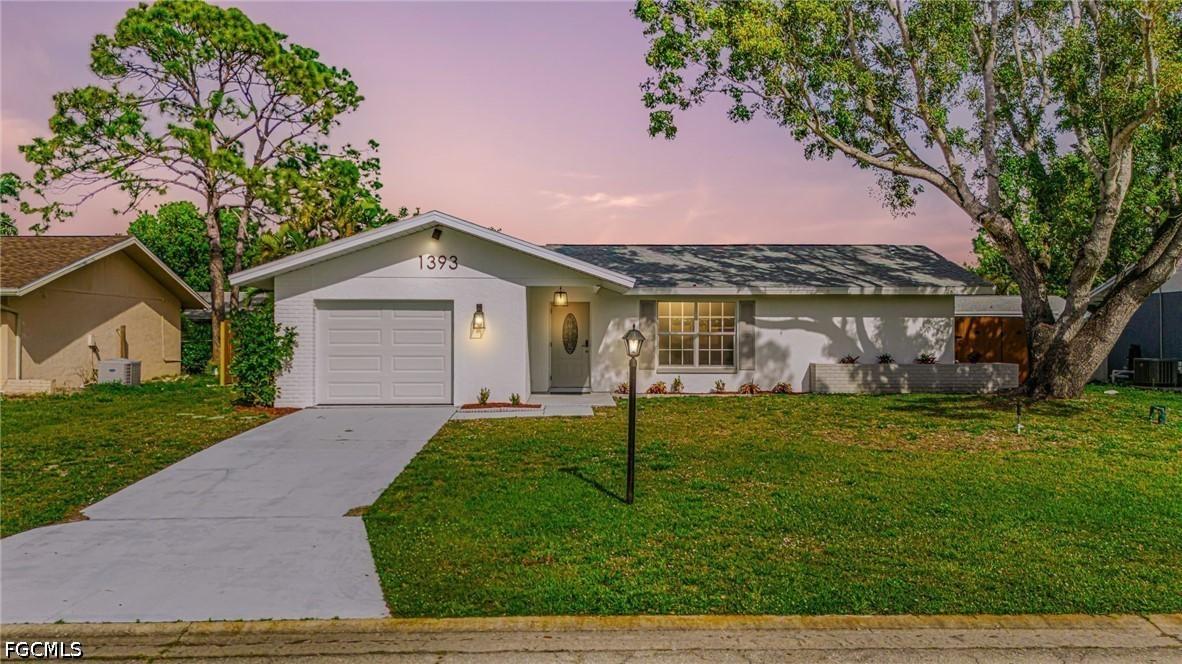 1393 White Cedar Ln., North Fort Myers, FL 33917