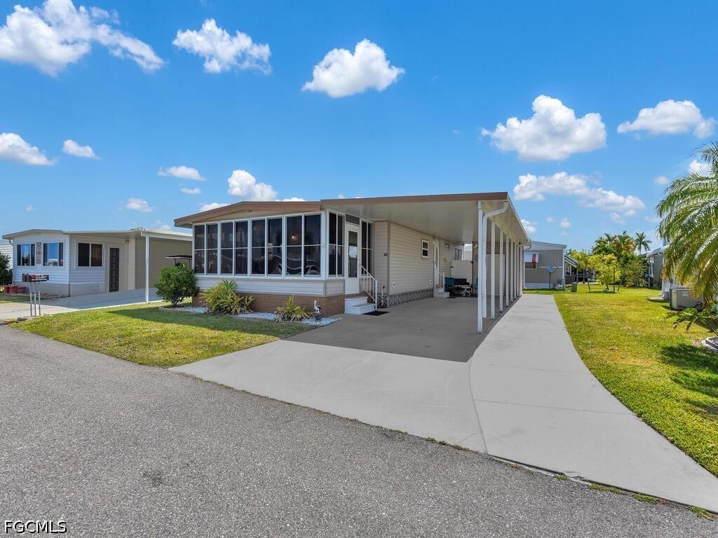 300 Shoreland Dr., Fort Myers, FL 33905