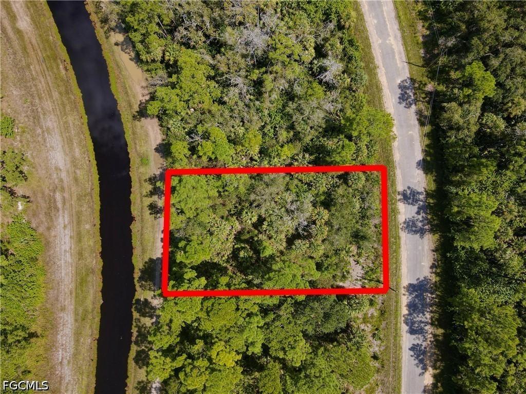 1933 Roderick Ln., Lehigh Acres, FL 33972