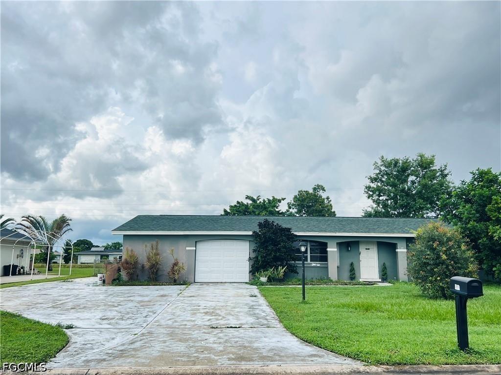 1543 Medford Pl., Lehigh Acres, FL 33936