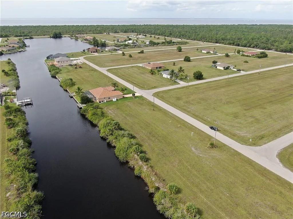 821 NW 33rd Pl., Cape Coral, FL 33993