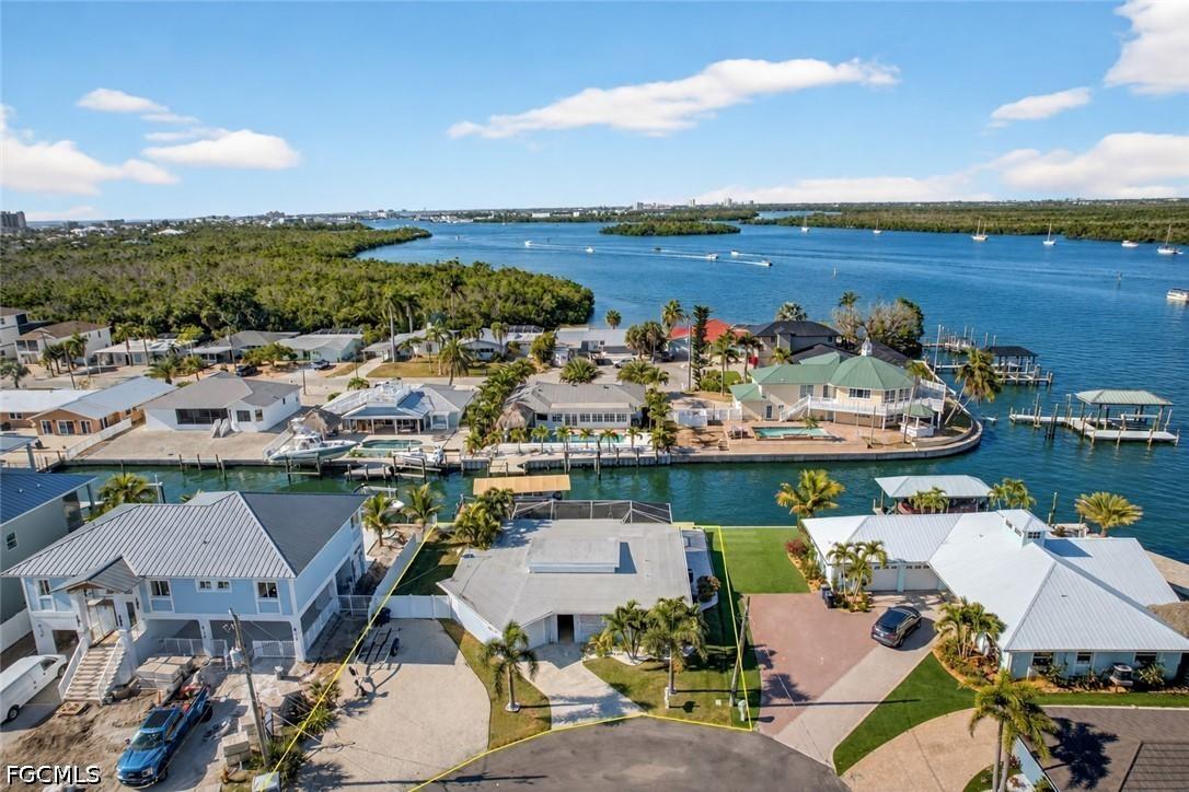 467 Madison Ct., Fort Myers Beach, FL 33931