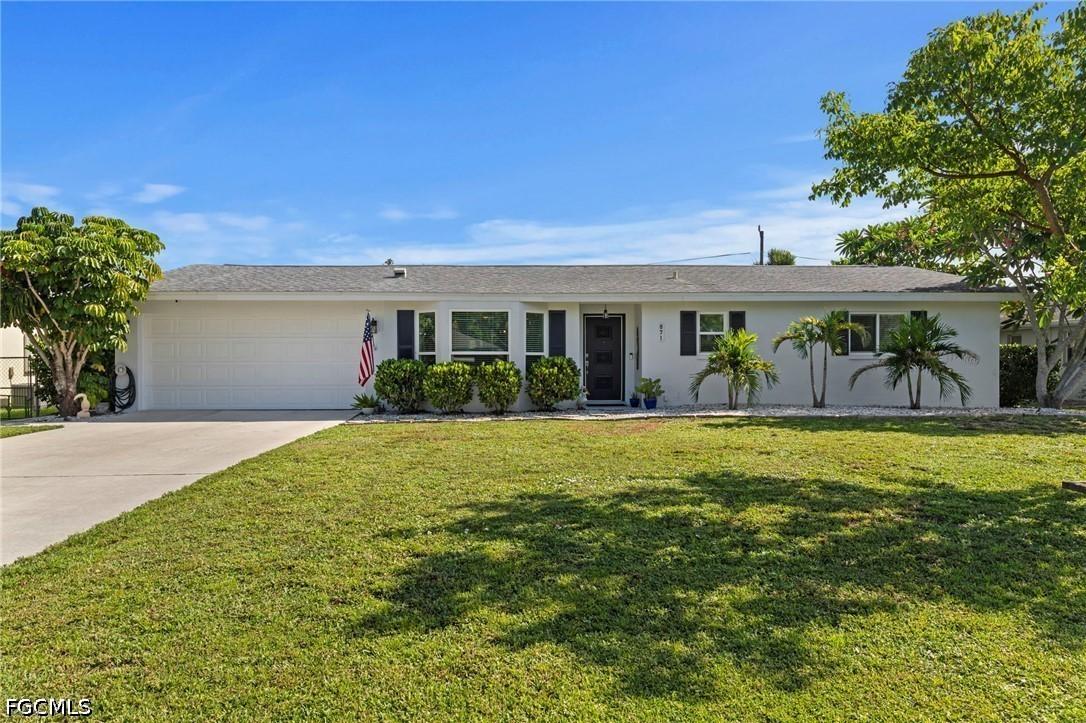 871 Entrada Dr., Fort Myers, FL 33919