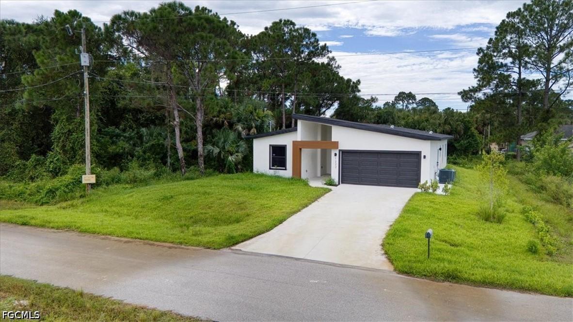 1222 Hilliard St., Lehigh Acres, FL 33974