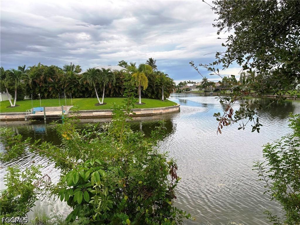 527 SE 15th St., Cape Coral, FL 33990
