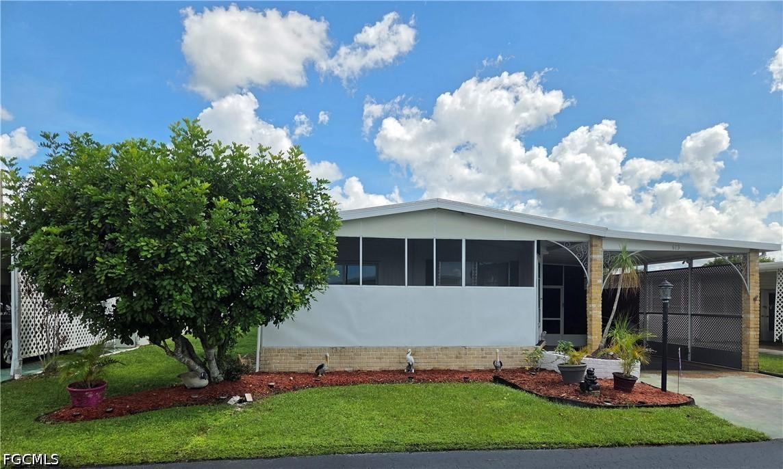 613 Friendly Pl., North Fort Myers, FL 33917