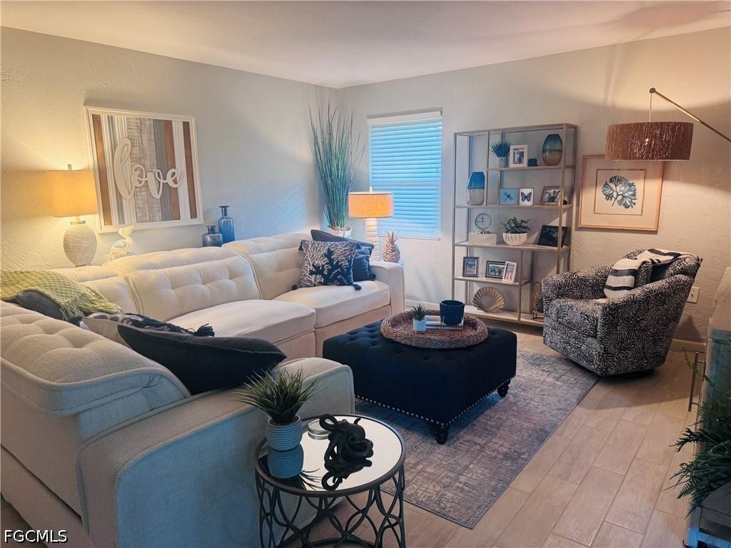 5598 Boynton Ln., Fort Myers, FL 33919