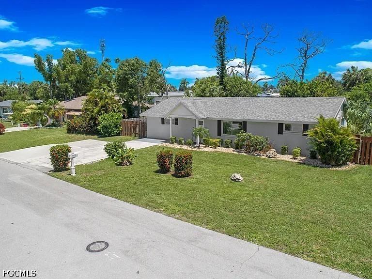 11450 Heidi Lee Ln., Fort Myers, FL 33908