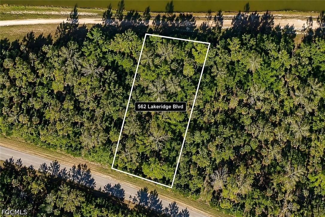 562 Lakeridge Blvd., Lehigh Acres, FL 33972