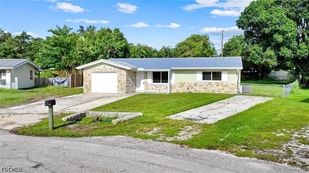 1274 Pondella Cir., North Fort Myers, FL 33903