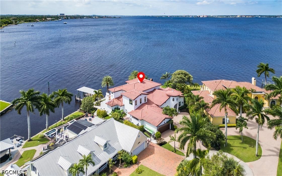 911 Aqua Ln., Fort Myers, FL 33919