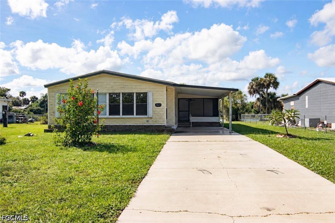 2425 Zoysia Ln., North Fort Myers, FL 33917